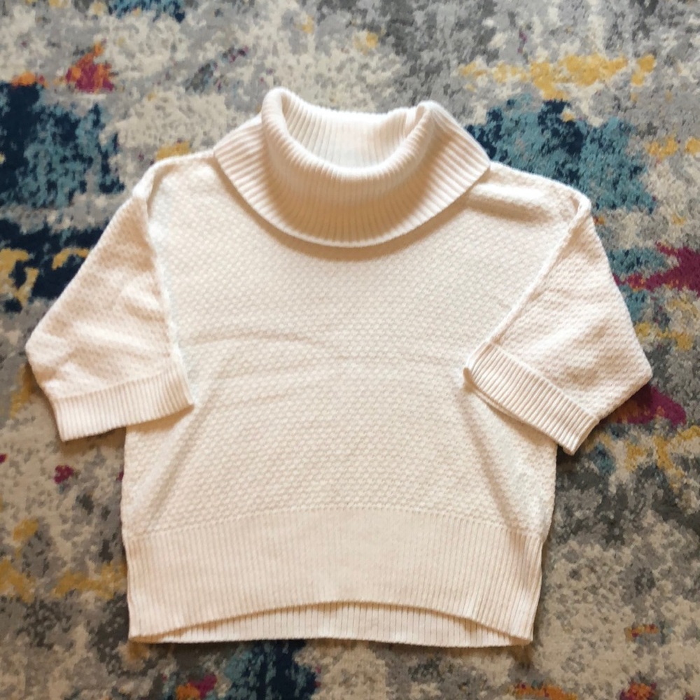 Studio works women’s sweater size medium. Excellent condition!